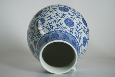Een Chinese blauwwitte hu vaas met lotusslingers, Qianlong merk, 20e eeuw