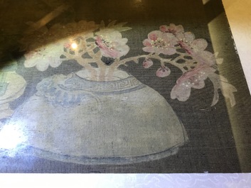 Quatre tableaux encadr&eacute;s aux antiquit&eacute;s et fleurs, Chine, 19&egrave;me