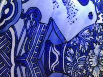 Un tr&egrave;s grand plat au vase fleuri en porcelaine de Chine bleu et blanc de type Kraak, Wanli