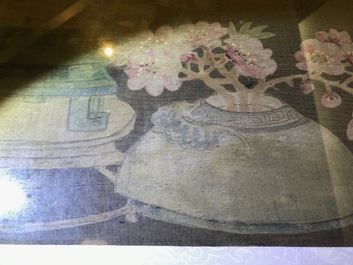 Quatre tableaux encadr&eacute;s aux antiquit&eacute;s et fleurs, Chine, 19&egrave;me