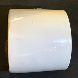 Een Chinese blanc de Chine penselenpot, 18/19e eeuw