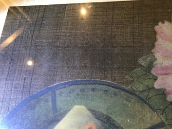 Quatre tableaux encadr&eacute;s aux antiquit&eacute;s et fleurs, Chine, 19&egrave;me