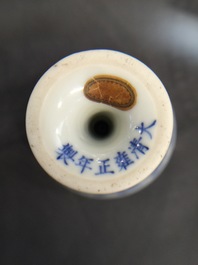 Een Chinese blauwwitte stem cup met decor van negen draken, Yongzheng merk en mogelijk periode