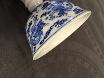 Een Chinese blauwwitte stem cup met decor van negen draken, Yongzheng merk en mogelijk periode