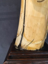 Un mod&egrave;le de l'immortel Han Zhongli, sur socle en bois, Chine, fin Ming