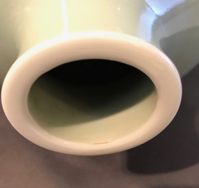 Een Chinese monochrome celadon vaas, Qianlong merk, 19/20e eeuw