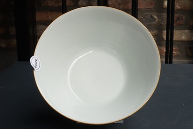 Un bol en porcelaine de Chine famille rose &agrave; d&eacute;cor d'europ&eacute;ens, marque et &eacute;poque de Qianlong