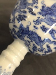 Een Chinese blauwwitte stem cup met decor van negen draken, Yongzheng merk en mogelijk periode