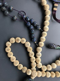 A Chinese ivory and enamelled silver court necklace, 18th C.