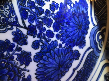 Un tr&egrave;s grand plat au vase fleuri en porcelaine de Chine bleu et blanc de type Kraak, Wanli