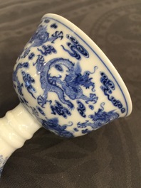Een Chinese blauwwitte stem cup met decor van negen draken, Yongzheng merk en mogelijk periode