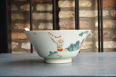 Un bol en porcelaine de Chine famille rose &agrave; d&eacute;cor d'europ&eacute;ens, marque et &eacute;poque de Qianlong