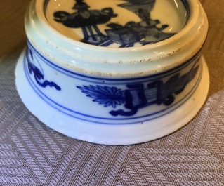 A pair of round Chinese blue and white salts, Kangxi