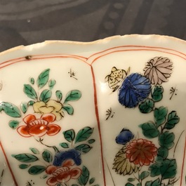 Een gewelfde Chinese famille verte schotel met een tijger, Kangxi