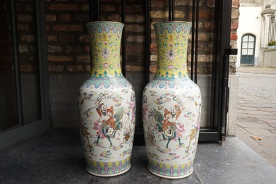 Une paire de grands vases en porcelaine de Chine famille rose, marque et &eacute;poque de Guangxu