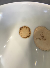 Een Chinese blauwwitte stem cup met decor van negen draken, Yongzheng merk en mogelijk periode