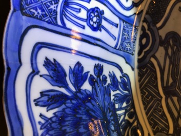 Un tr&egrave;s grand plat au vase fleuri en porcelaine de Chine bleu et blanc de type Kraak, Wanli
