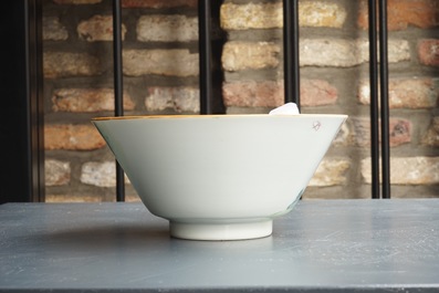 Un bol en porcelaine de Chine famille rose &agrave; d&eacute;cor d'europ&eacute;ens, marque et &eacute;poque de Qianlong