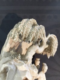 Un grand br&ucirc;le parfum en ivoire sculpt&eacute; sur socle en bois, Chine, d&eacute;but du 20&egrave;me