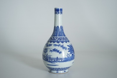 Een Chinese blauwwitte vaas in Ming-stijl, Guangxu merk en periode