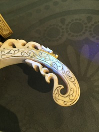 Un grand br&ucirc;le parfum en ivoire sculpt&eacute;, Chine, 19/20&egrave;me