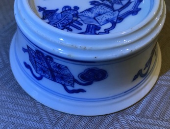 A pair of round Chinese blue and white salts, Kangxi