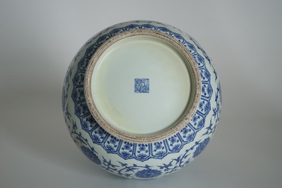 Een Chinese blauwwitte hu vaas met lotusslingers, Qianlong merk, 20e eeuw