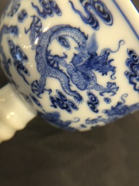 Een Chinese blauwwitte stem cup met decor van negen draken, Yongzheng merk en mogelijk periode