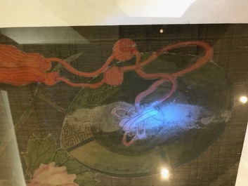 Quatre tableaux encadr&eacute;s aux antiquit&eacute;s et fleurs, Chine, 19&egrave;me