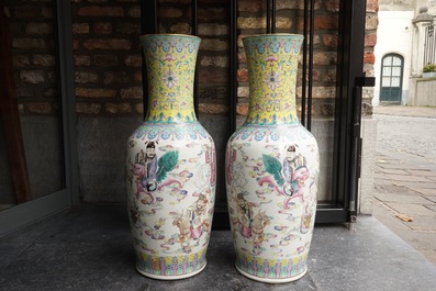 Une paire de grands vases en porcelaine de Chine famille rose, marque et &eacute;poque de Guangxu