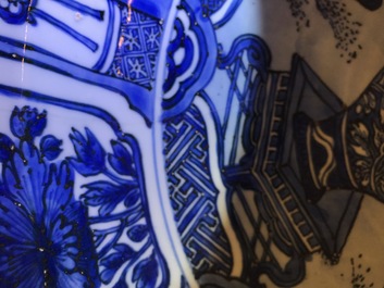 Un tr&egrave;s grand plat au vase fleuri en porcelaine de Chine bleu et blanc de type Kraak, Wanli