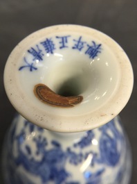 Een Chinese blauwwitte stem cup met decor van negen draken, Yongzheng merk en mogelijk periode