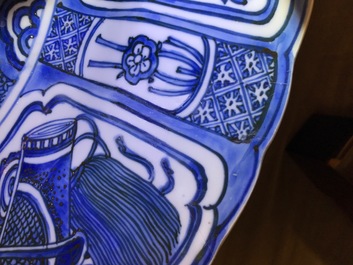 Un tr&egrave;s grand plat au vase fleuri en porcelaine de Chine bleu et blanc de type Kraak, Wanli