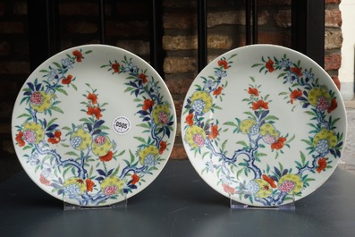Une paire d'assiettes en porcelaine de Chine doucai &agrave; d&eacute;cor de grenades, marque et &eacute;poque de Qianlong