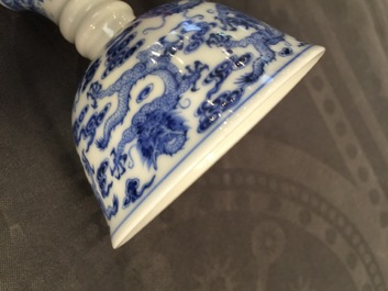Een Chinese blauwwitte stem cup met decor van negen draken, Yongzheng merk en mogelijk periode