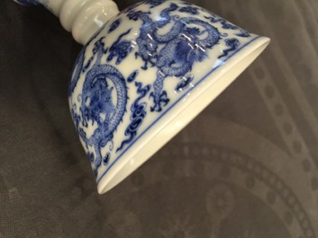 Een Chinese blauwwitte stem cup met decor van negen draken, Yongzheng merk en mogelijk periode