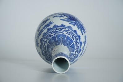 Een Chinese blauwwitte vaas in Ming-stijl, Guangxu merk en periode