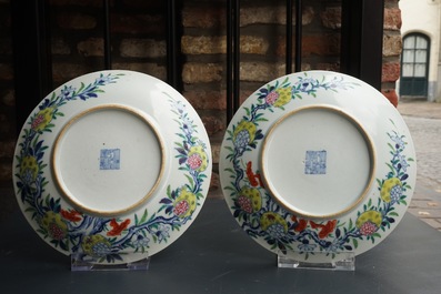 Une paire d'assiettes en porcelaine de Chine doucai &agrave; d&eacute;cor de grenades, marque et &eacute;poque de Qianlong