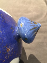 Een Chinese famille rose dekselpot met poederblauwe fondkleur, Republiek, 20e eeuw