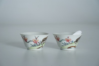 Een paar Chinese famille rose koppen en schotels met paardendecor, Yongzheng/Qianlong