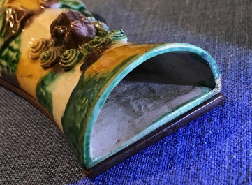 Twee Chinese verte biscuit wandvazen, Kangxi
