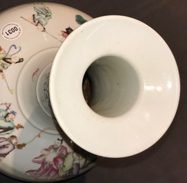 Een Chinese famille rose vaas met de acht onsterfelijken, 20e eeuw