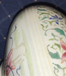 Een Chinese famille rose vaas met de acht onsterfelijken, 20e eeuw