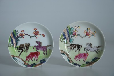 Een paar Chinese famille rose koppen en schotels met paardendecor, Yongzheng/Qianlong