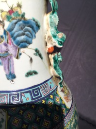 Deux grands vases en porcelaine de Chine famille rose, 19&egrave;me