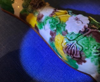 Twee Chinese verte biscuit wandvazen, Kangxi