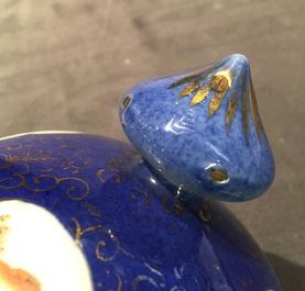 Een Chinese famille rose dekselpot met poederblauwe fondkleur, Republiek, 20e eeuw