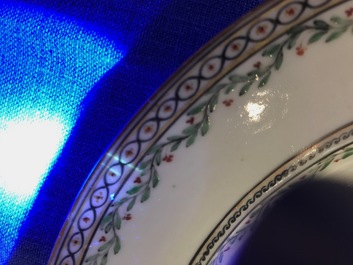 Une assiette armoir&eacute;e pour le march&eacute; fran&ccedil;ais en porcelaine de Chine, Qianlon