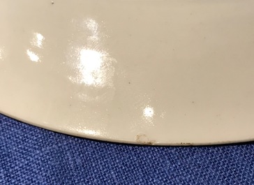 Une assiette armoir&eacute;e pour le march&eacute; fran&ccedil;ais en porcelaine de Chine, Qianlon