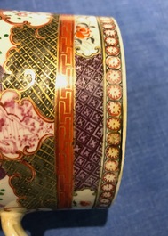 Six chopes en porcelaine de Chine famille rose et verte, Kangxi/Qianlong